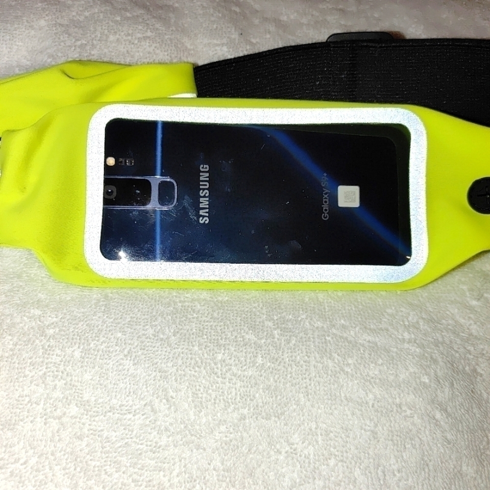 Avia adjustable phone belt/fanny pack never used and new.